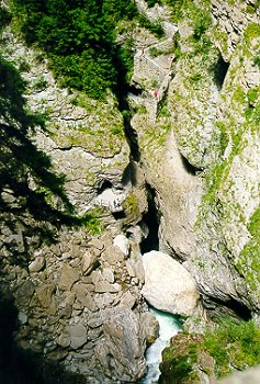 Via Mala. Der rote Punkt ist ein Erwachsener auf der Treppe nach unten